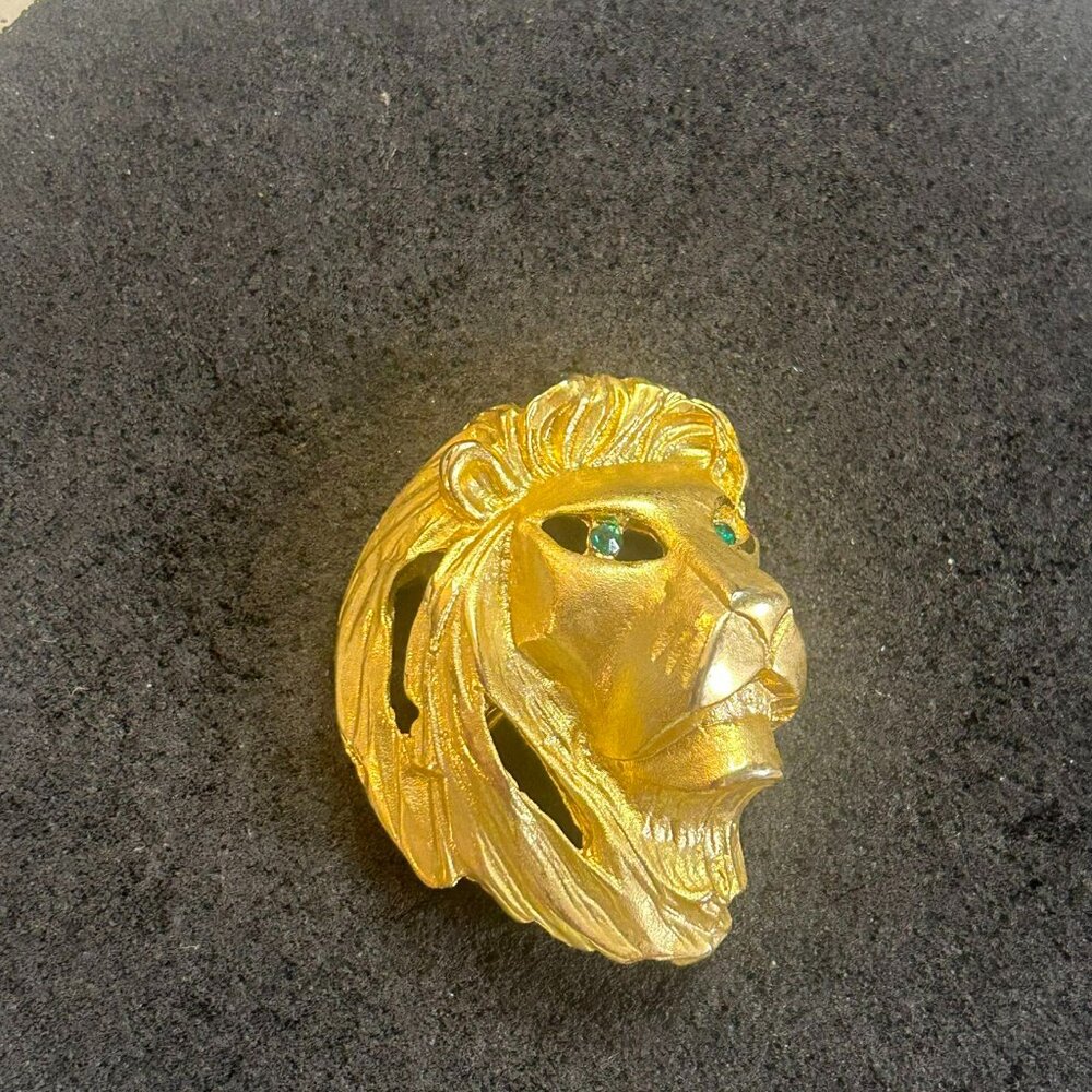 3D Lions Head Pin with A Drop Down Loop Green Crystal Eyes NWT VTG DISCON